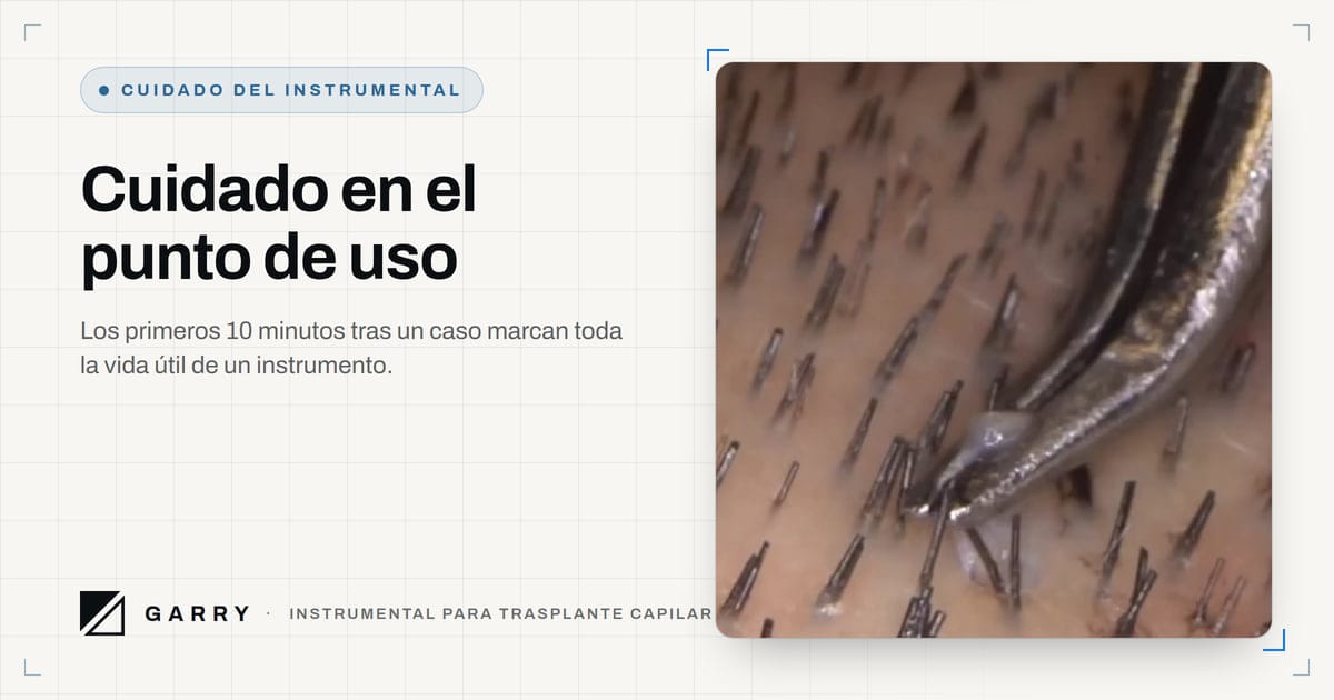 Cuidado en el punto de uso - pinzas sujetando un injerto durante la extracción FUE