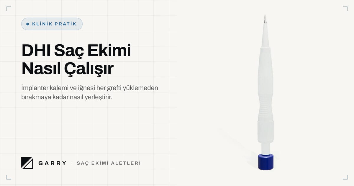 DHI Saç Ekimi Nasıl Çalışır - mavi kapaklı Garry DHI İmplanter Kalemi'nin stüdyo fotoğrafı